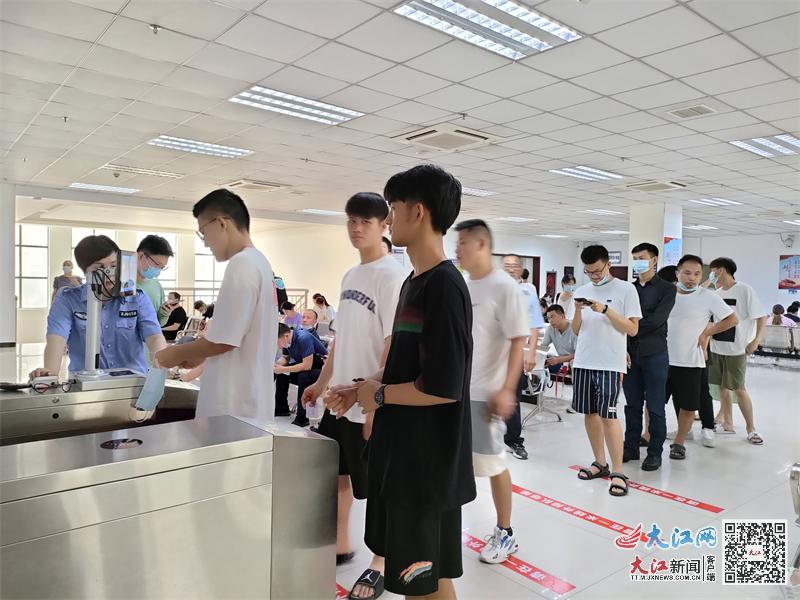 考生排队验证身份考科目一