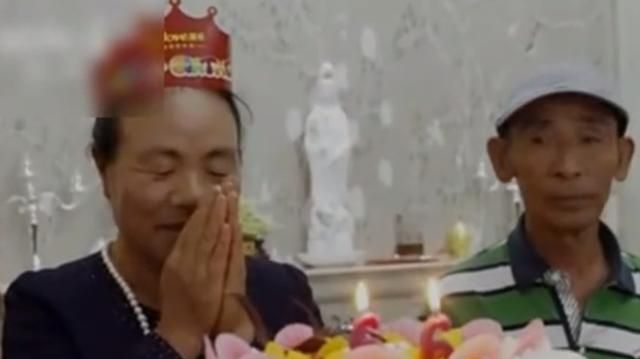 网友食堂偶遇刘强东母亲，打扮朴素但不失威严 - Vimarsana News