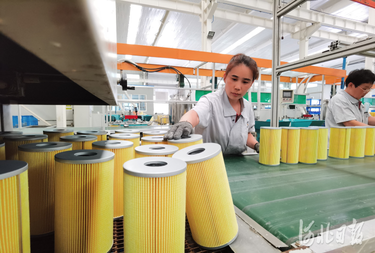 日,位于河北省深州市的河北钛通滤清器有限公司的员工在生产车间忙碌