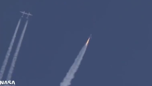 布兰森乘坐的太空船二号与白骑士二号分离画面