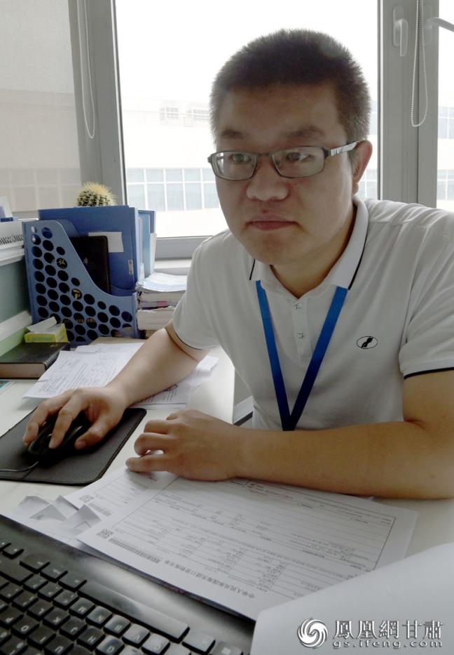 单据核对容不得丝毫马虎，李凯此时的状态近乎屏息凝神。肖刚 摄