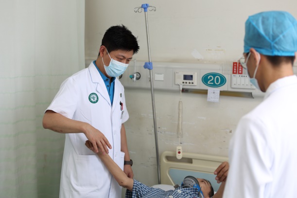 唐都医院完成世界首例“颈胸段先天性脊柱畸形合并脊髓疝术后翻修”病例