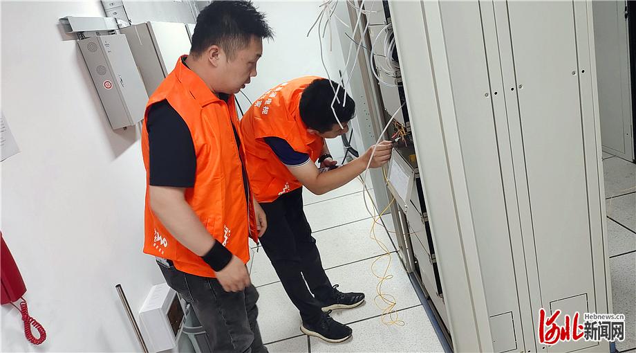 近日,在北京冬奥会张家口赛区,张家口联通的工作人员正在进行网络设备调测。 通讯员董巍摄