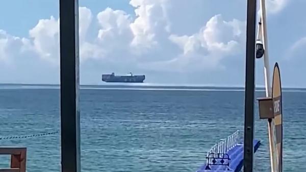 空中飞船悬浮于海天之间网友海水太烫热到飞起