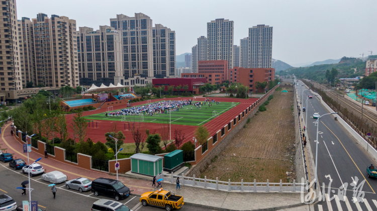 近日,河北省承德市双桥区围绕滦河、武烈河水生态修复,实施老城区二仙居、牛圈子沟、石洞子沟、狮子沟和红石砬沟等5条武烈河主要支流,进行生态综合治理,打造老城区 “一纵五横”的水网格局,进一步提高城市品位。图为双桥区旱河集中清理整治现场。河北日报记者田明摄影报道