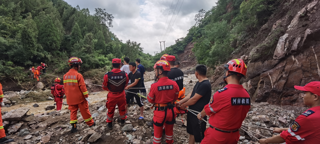 济源示范区各应急救援队伍全力应对汛情