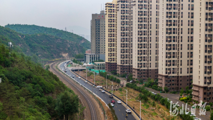 近日,河北省承德市双桥区围绕滦河、武烈河水生态修复,实施老城区二仙居、牛圈子沟、石洞子沟、狮子沟和红石砬沟等5条武烈河主要支流,进行生态综合治理,打造老城区 “一纵五横”的水网格局,进一步提高城市品位。图为双桥区旱河集中清理整治现场。河北日报记者田明摄影报道