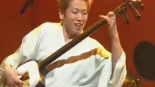 吉田兄弟是如何通过传统的三味弦而名声大噪的？