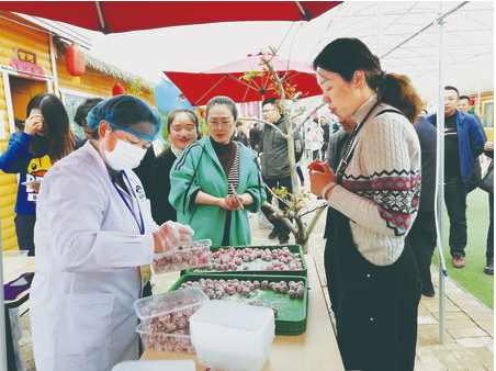 游客热购山楂产品