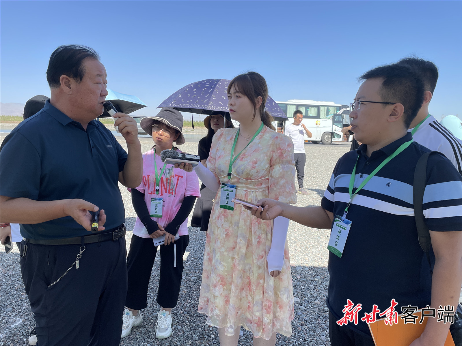 张掖市甘州区林业和草原局局长王东军（左一）介绍情况