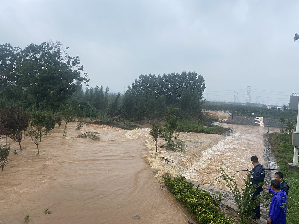 河南新乡暴雨洪水倾倒时