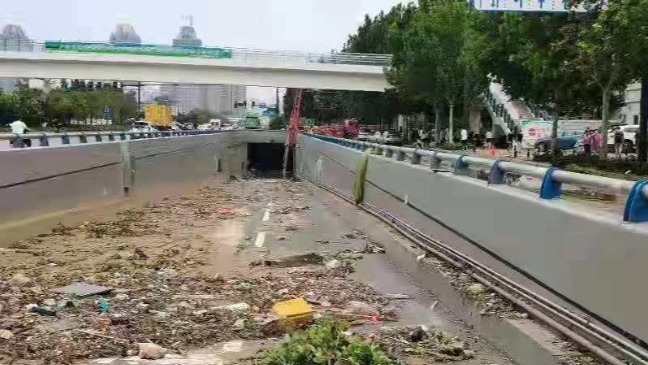 郑州京广北路隧道：大水几分钟淹没汽车 隧道内发现遇难者 - Vimarsana News