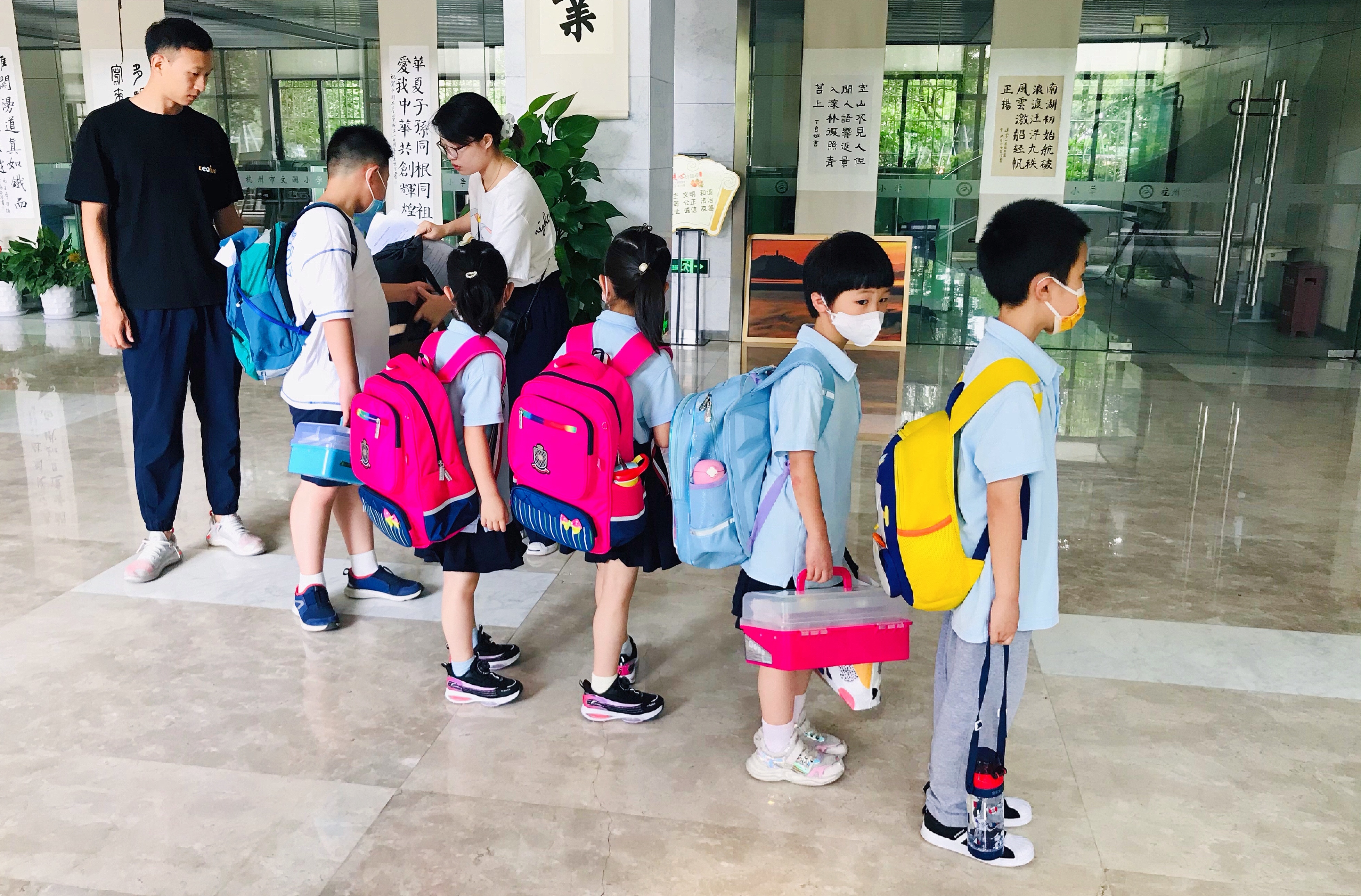 体验皮影戏，做体质健康监测，跟着“空姐空少”学知识……暑期托管开启，杭城各学校亮点多多