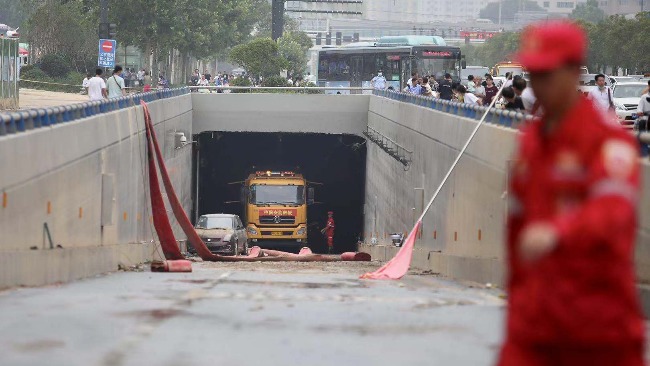 郑州京广隧道排水现场拖出200多辆涉水车 遇难人数核实中 - Vimarsana News
