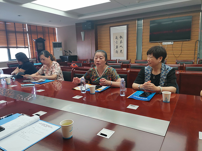 座谈会上人大代表、街道、养老机构人员进行交流探讨