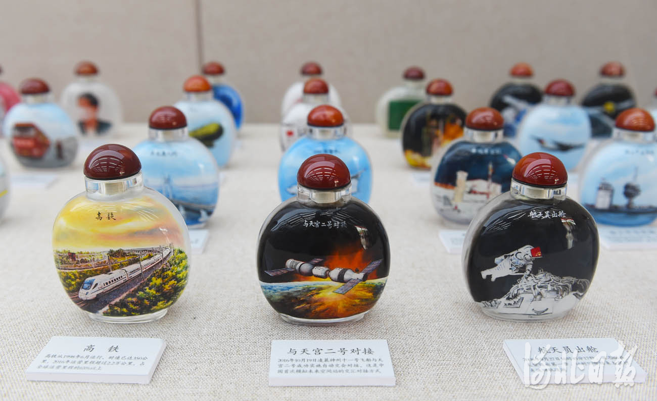 近日，“红色主题内画展”在全国第一个农村党支部诞生地——河北省安平县台城村举办。河北日报记者赵永辉摄影报道