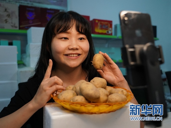 7月6日,安康市岚皋县民主镇明珠社区电商服务中心工作人员在直播销售土豆。新华社记者 邵瑞 摄