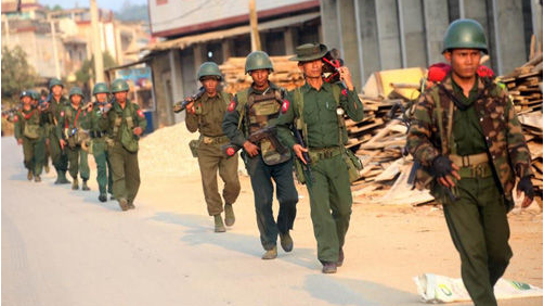 果敢同盟军与缅甸政府军对峙,缅甸边民大量外逃中国