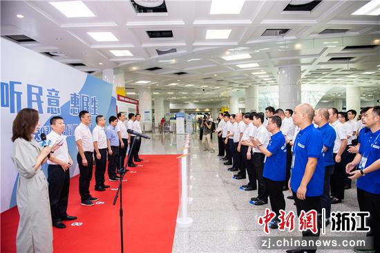 宁波公交绿色出行服务活动现场。曹华 摄