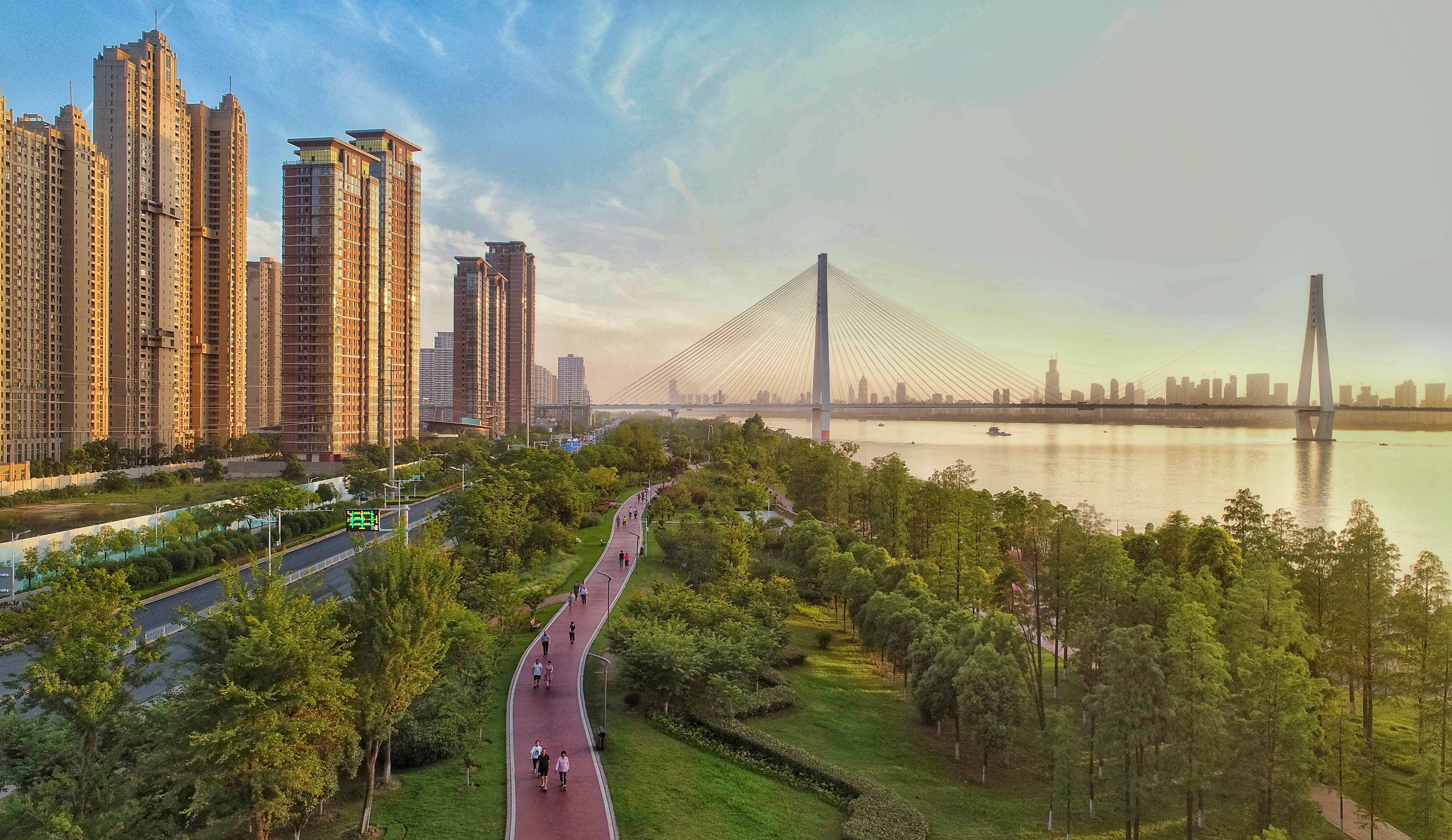 从九省通衢到九州通衢,如今的武汉已经成为一座宜业宜居的现代化大