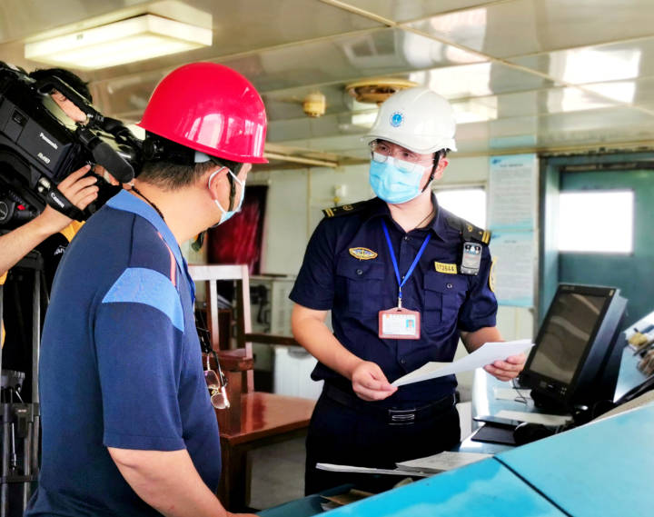 在“泰泽星77”轮上，海事执法人员检查了船上值班人员到位情况