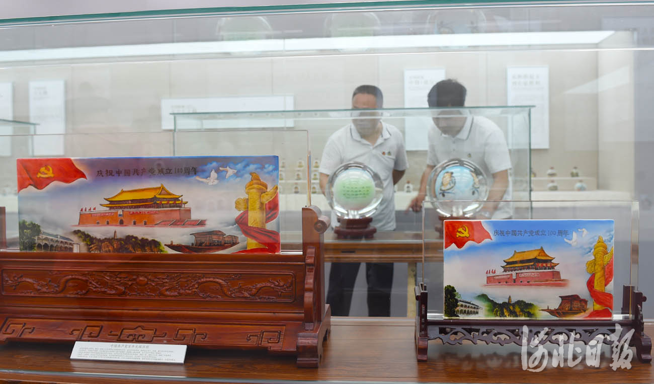 近日，市民在参观“红色主题内画展”。河北日报记者赵永辉摄影报道