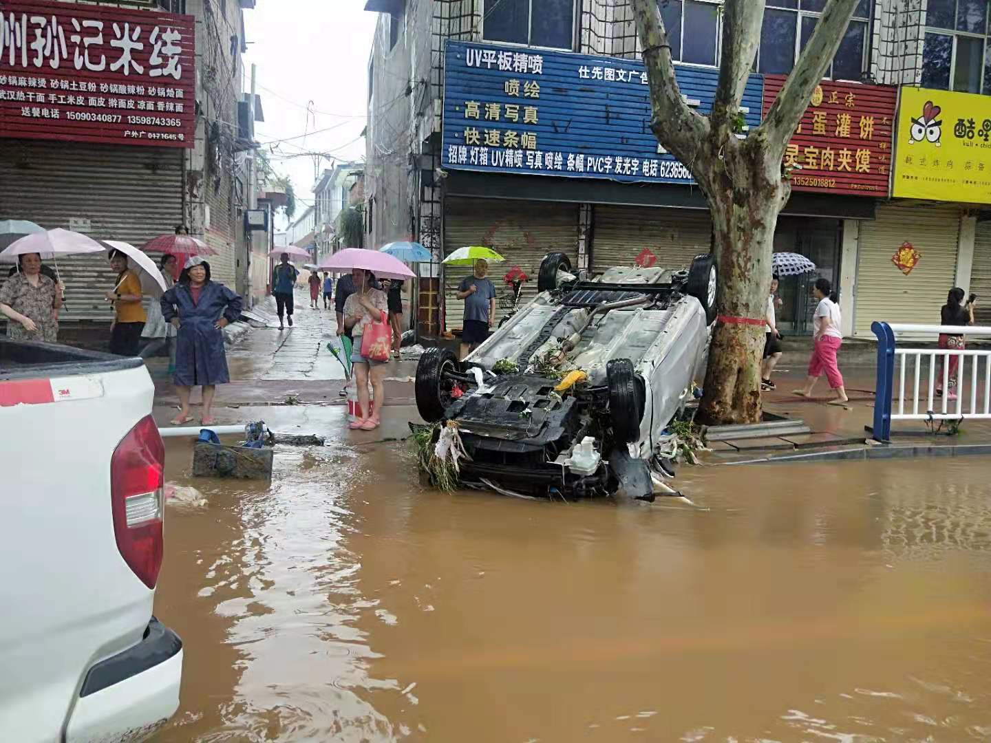 河南新乡暴雨洪水倾倒时
