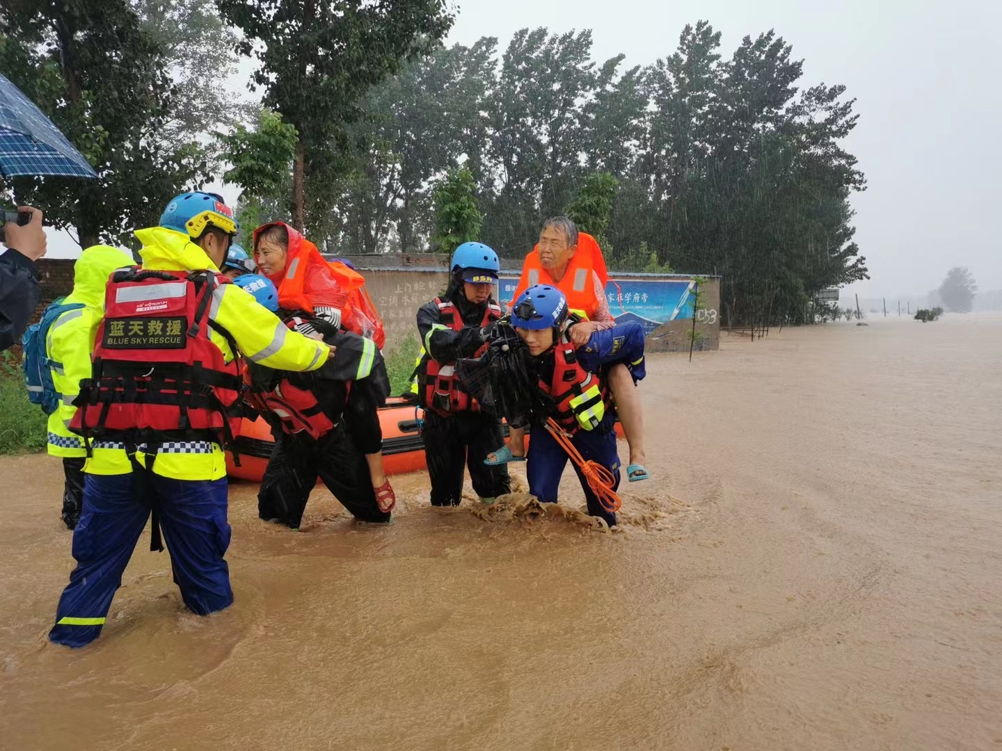 河南暴雨救援图片