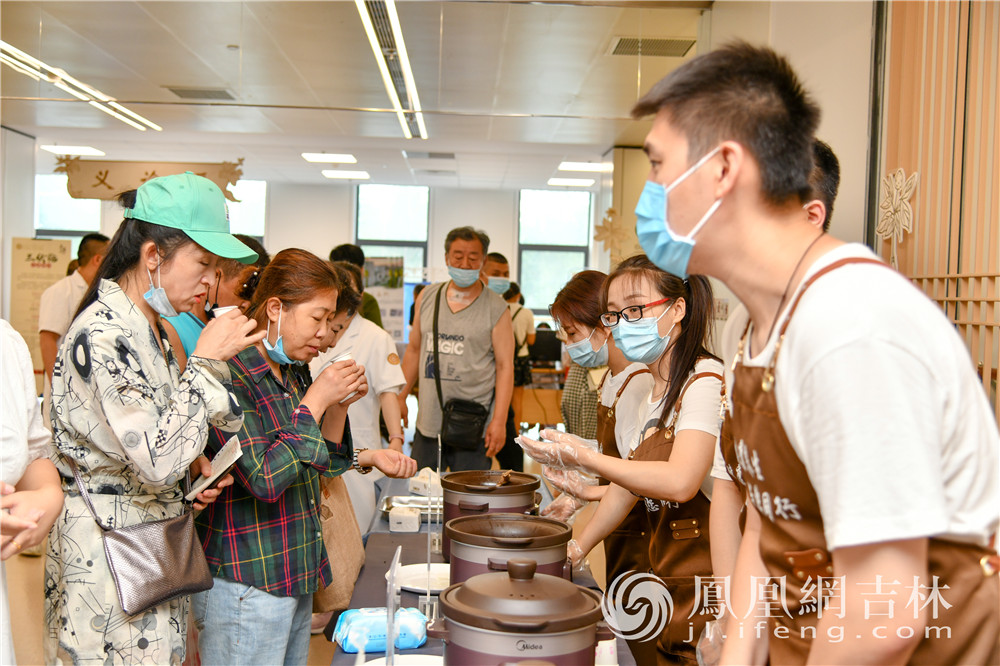 市民現場試吃藥膳湯煲.梁琪佳攝