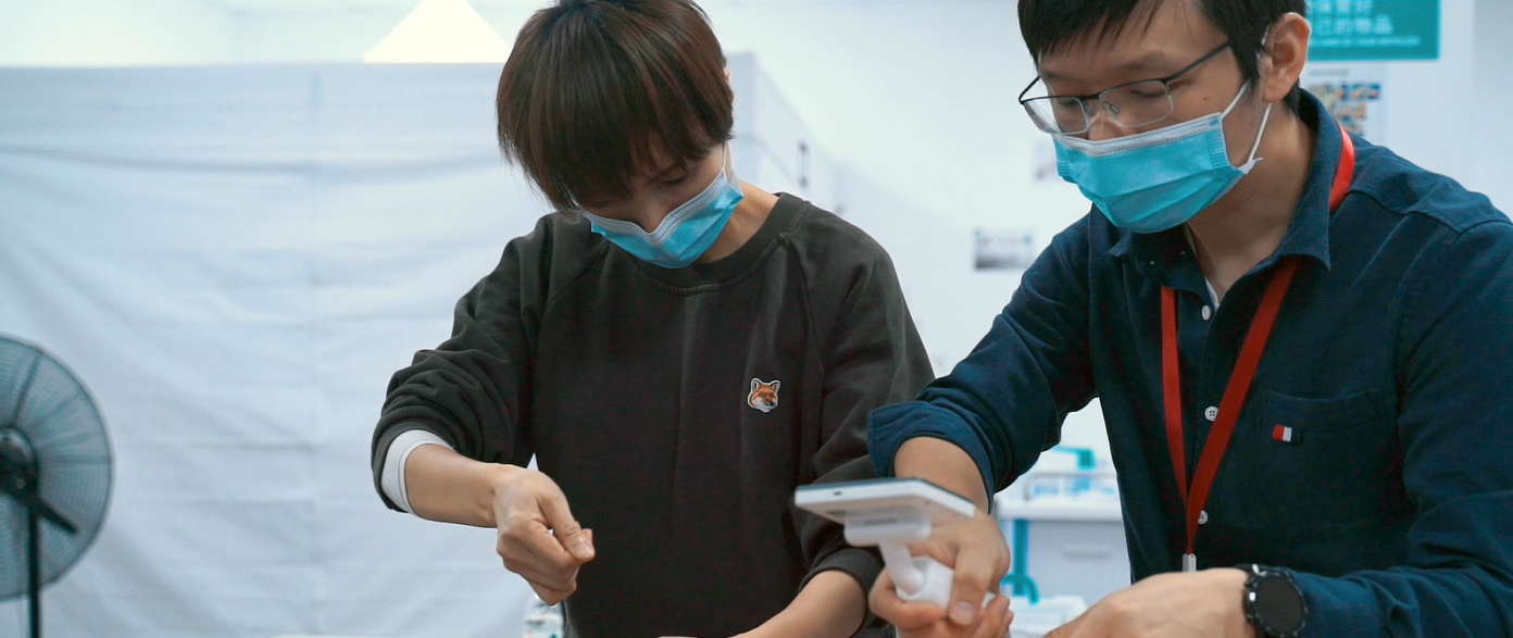 医学顾问冉晓正在培训演员