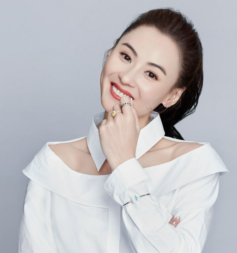 张柏芝穿白色衬衫裙简约知性 梳高马尾露齿笑优雅清丽_凤凰网娱乐