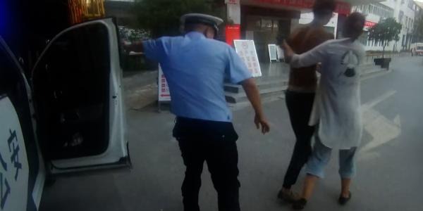 襄阳一男子修车手指被割断，警车秒变救护车送医接断指