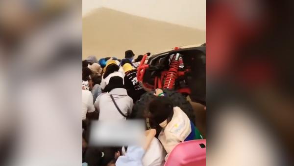 游客敦煌游玩遭遇沙尘暴，众人抱团避险