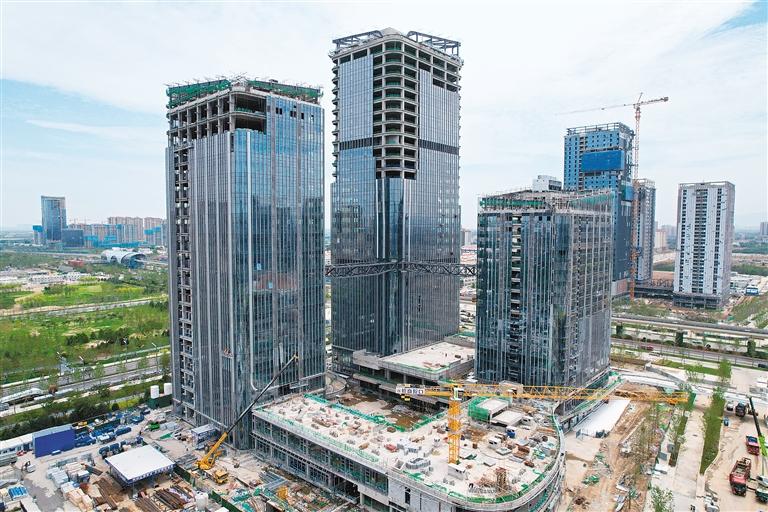 正在建设的中欧班列（西安）集结中心中央商务区 首席记者 王健 摄