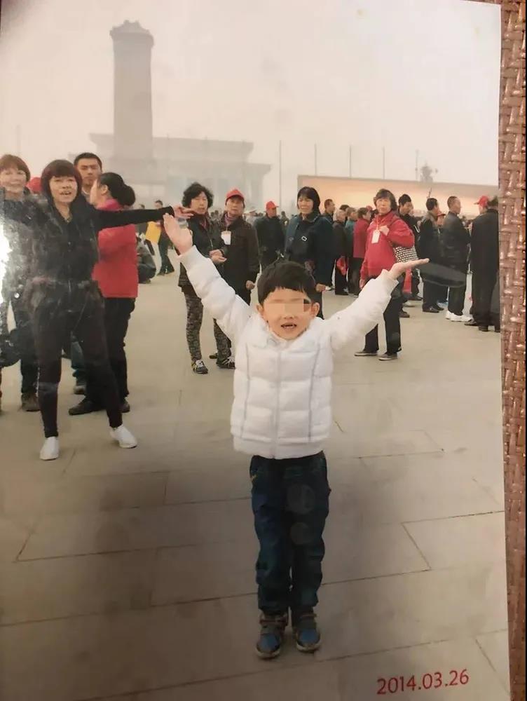 2014年，赵月兰（左一）带优优到北京旅游。 受访者供图