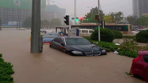 郑州一司机爬上公交车被困已10小时：害怕冲进附近河道