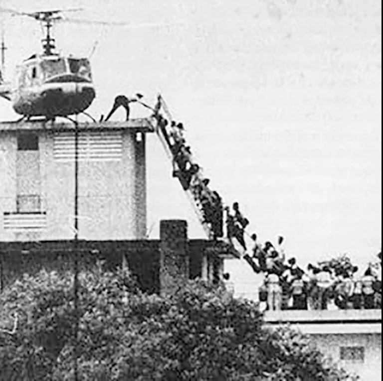 美国撤离越南的标志性照片:在西贡嘉隆街22号公寓,人群准备登上