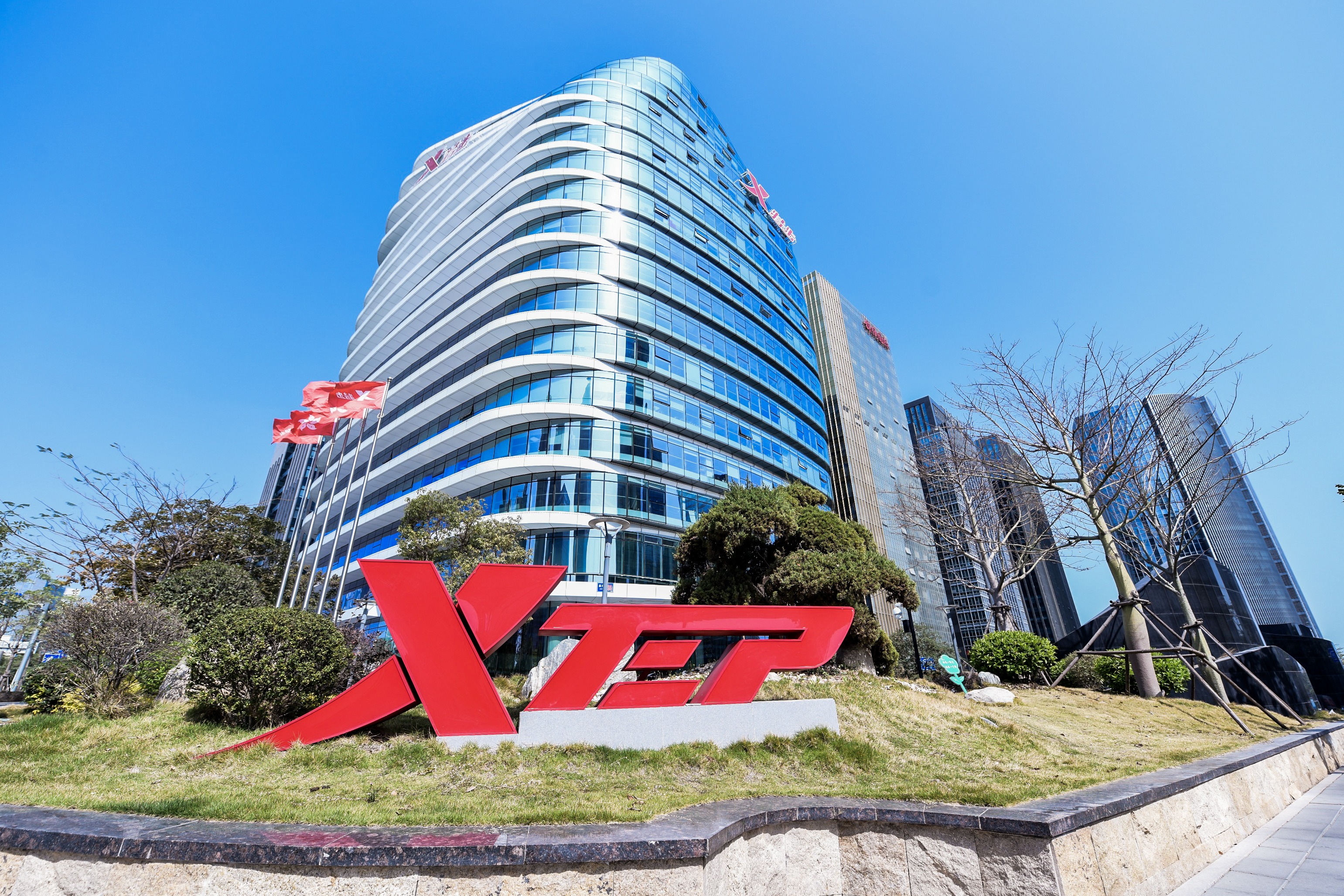 特步携手品牌代言人范丞丞捐赠3000万元爱心物资