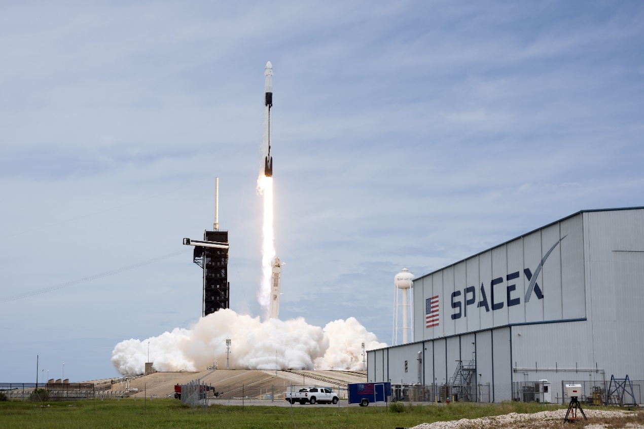 (2021年6月3日,美国佛罗里达州肯尼迪航天中心,spacex发射猎鹰9号火箭