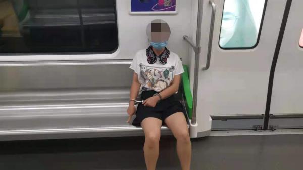 南宁一女子乘坐地铁时进行淫秽视频直播，被批准逮捕