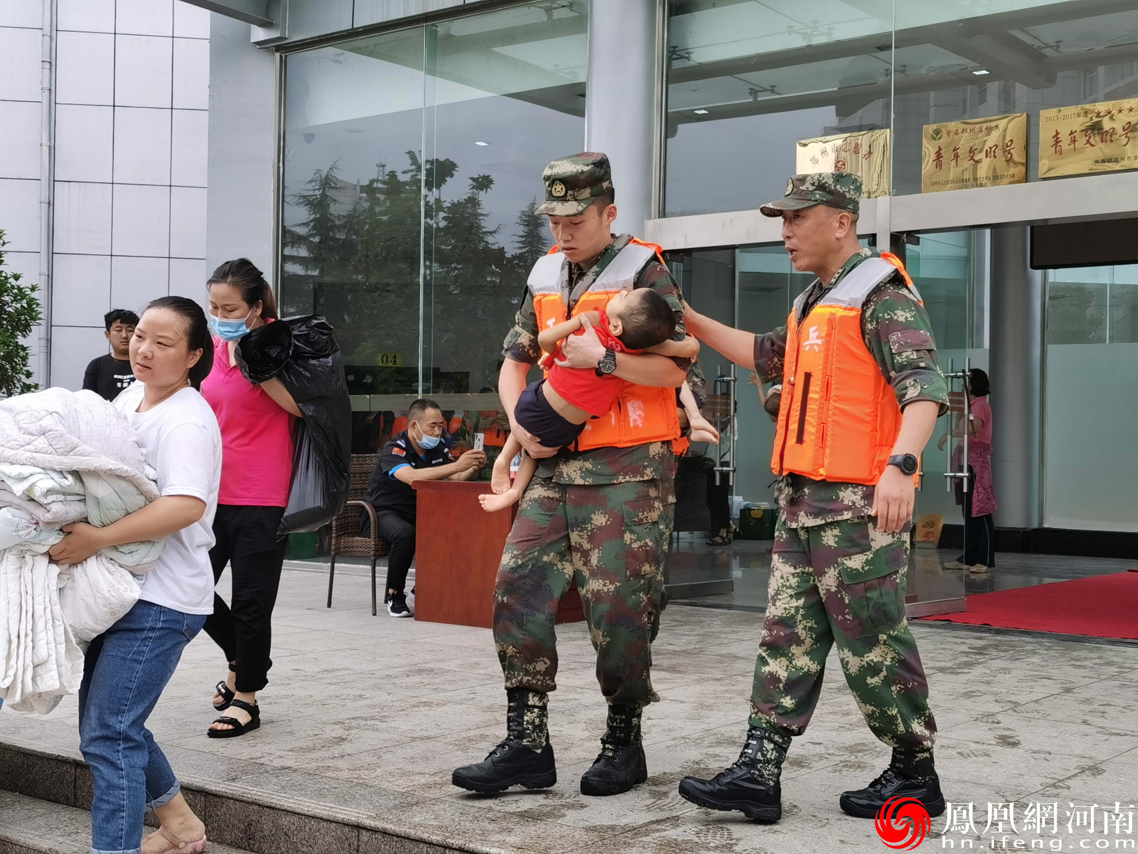 驻豫火箭军某部紧急驰援郑州抢险救灾