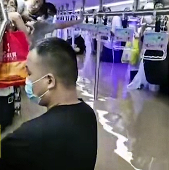 (群众被困在地铁车厢中。图源澎湃新闻)