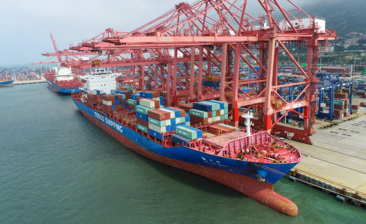 ▲ 7月2日，一艘大型远洋货轮在港口集装箱码头装运集装箱。
