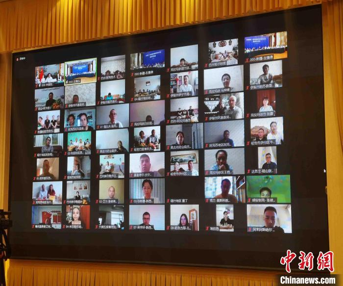 在俄罗斯的新疆籍侨胞、留学生代表等通过视频连线与在中国新疆的侨眷“云相聚”。　胡嘉琛 摄