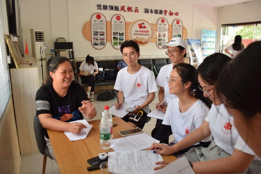 调研队队员与村民群众交谈