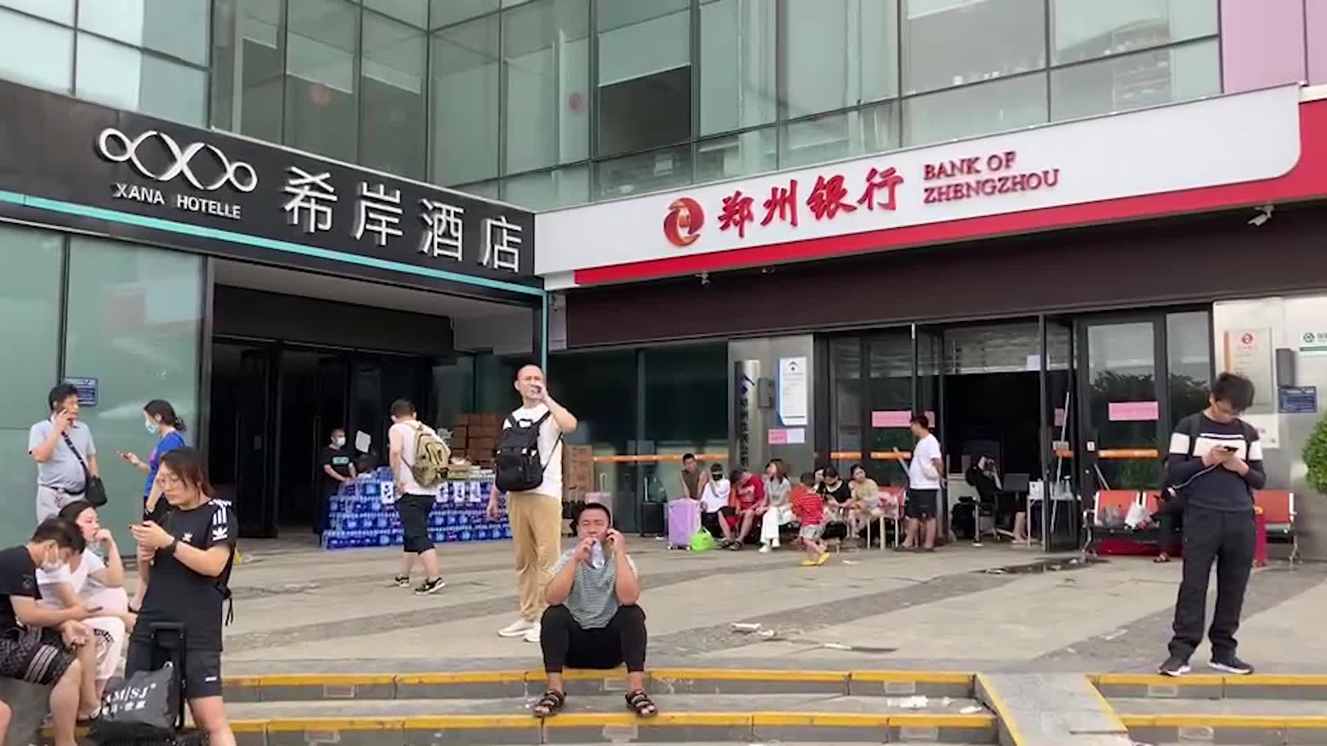 郑州东站希岸酒店门前发物资 仍停水停电不提供入住