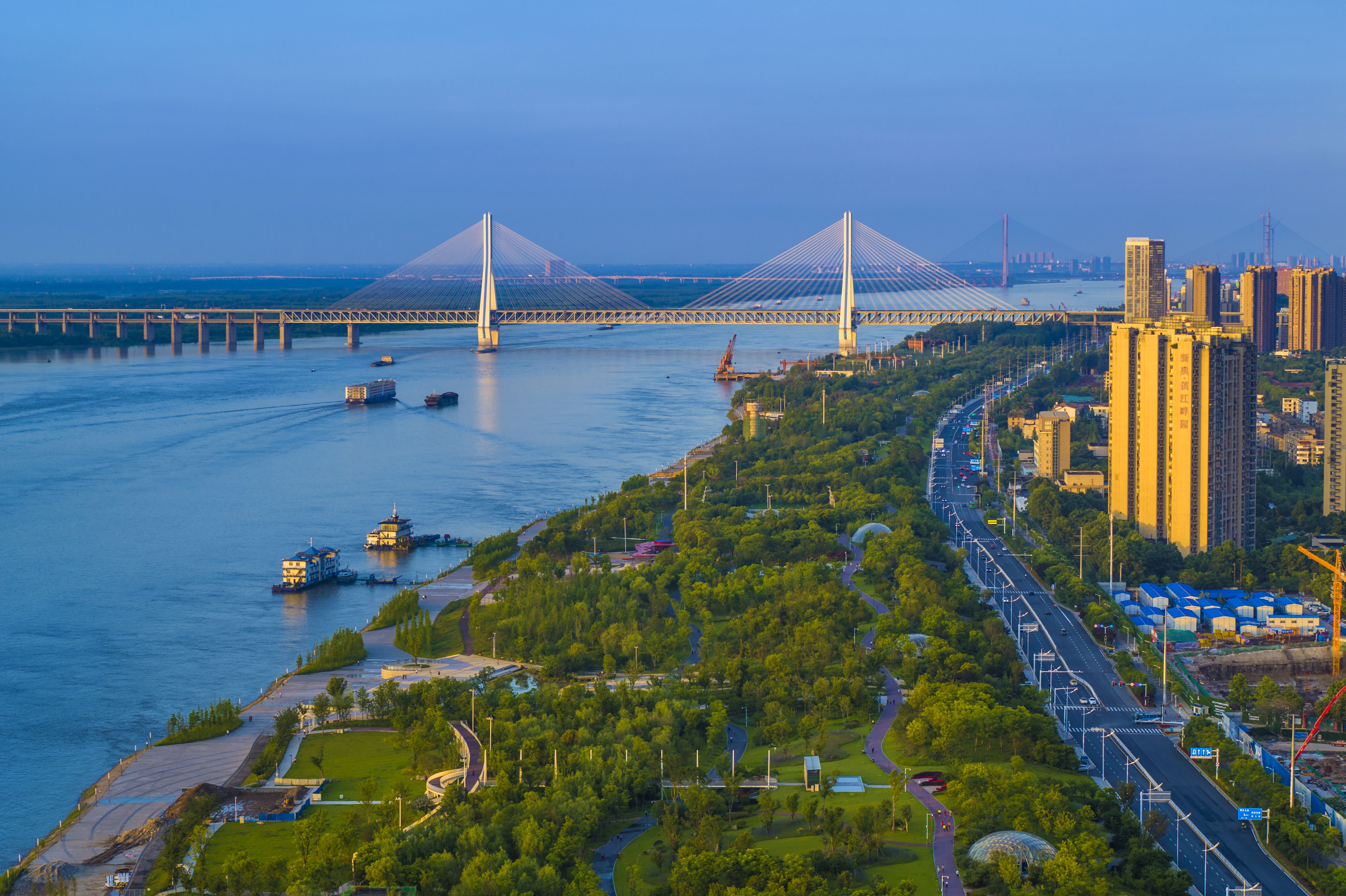 武汉是华中地区最大的工业中心城市,在汽车制造,钢铁制造等领域蹿于