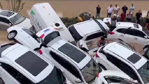 惊心！郑州京广北路隧道大排水 被淹车辆堆叠在一起