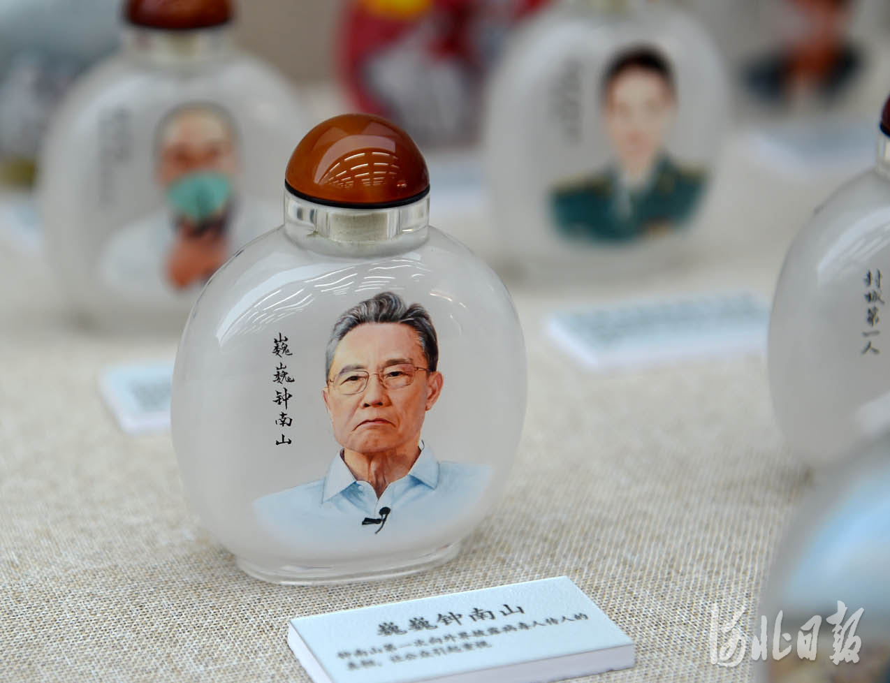 近日，“红色主题内画展”在全国第一个农村党支部诞生地——河北省安平县台城村举办。河北日报记者赵永辉摄影报道