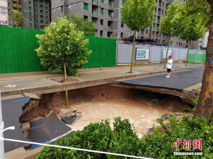 7月21日，河南，郑州暴雨第二日，经过一夜的抢险救援积水路段的积水明显下降，但街头仍有多处积水严重。图为洪水消退后的郑州街头。<a target='_blank' href='http://www.chinanews.com/'>中新社</a>记者 李贵刚 摄